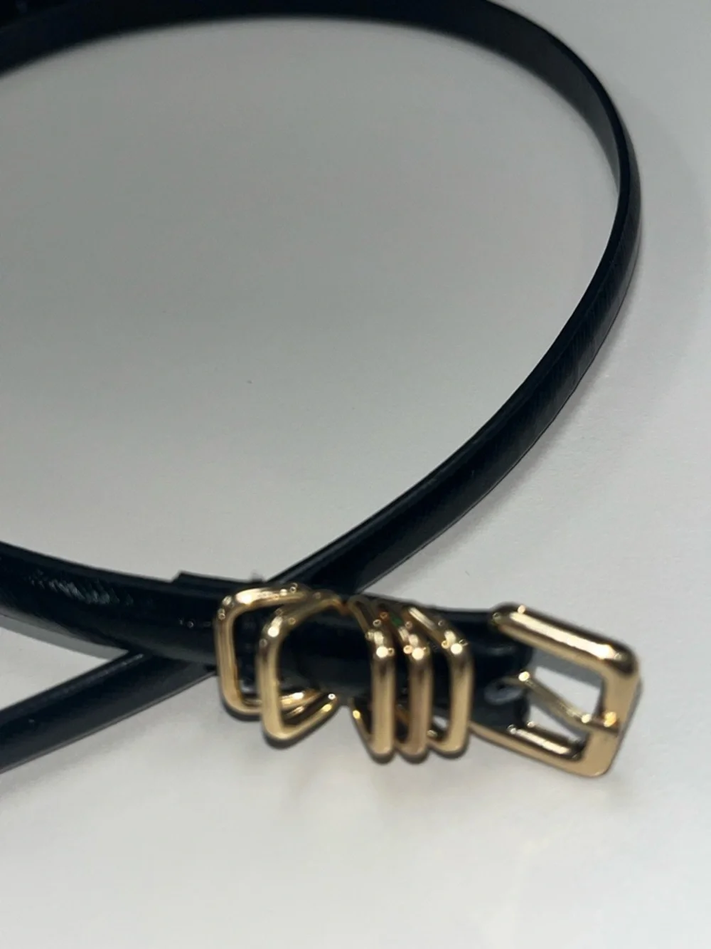 Source Unknown Black Slim Belt with Gold Buckle size 14